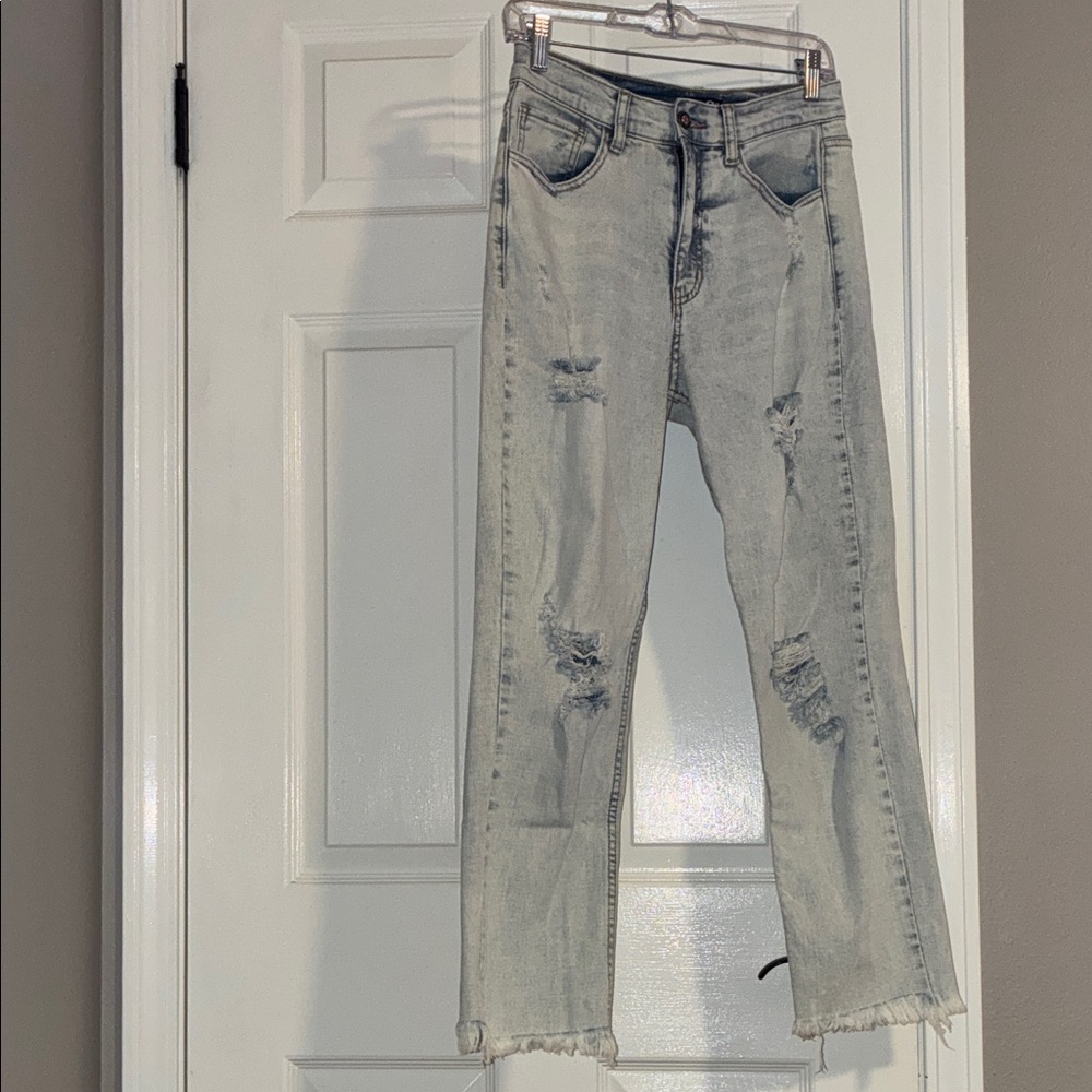 Fashion Nova Light Gray Distressed Women's Jeans
Size 5…fits between 4-6